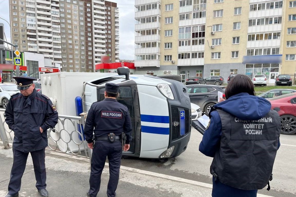 В Екатеринбурге автозак с задержанными попал в ДТП и перевернулся -  «Уральский рабочий»